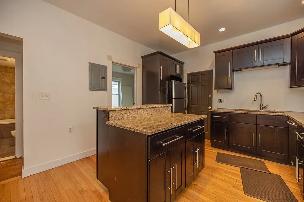 4 bed, 1.5 bath, 1200 sqft, $5,250 — Photo 2
