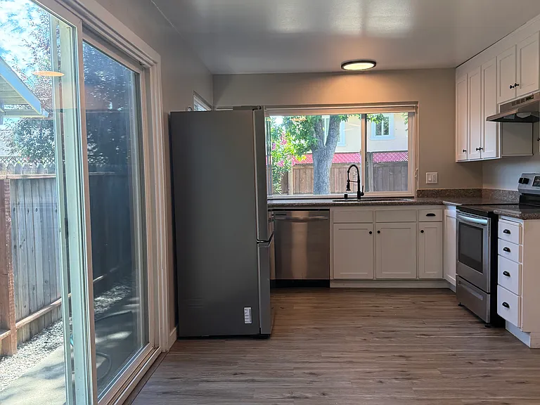 1547 Parkwood St — Photo 3