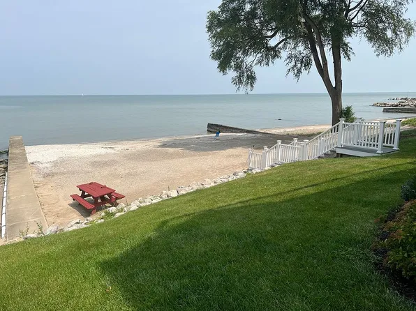 13101 W Lake Rd APT 1, Vermilion, OH 44089