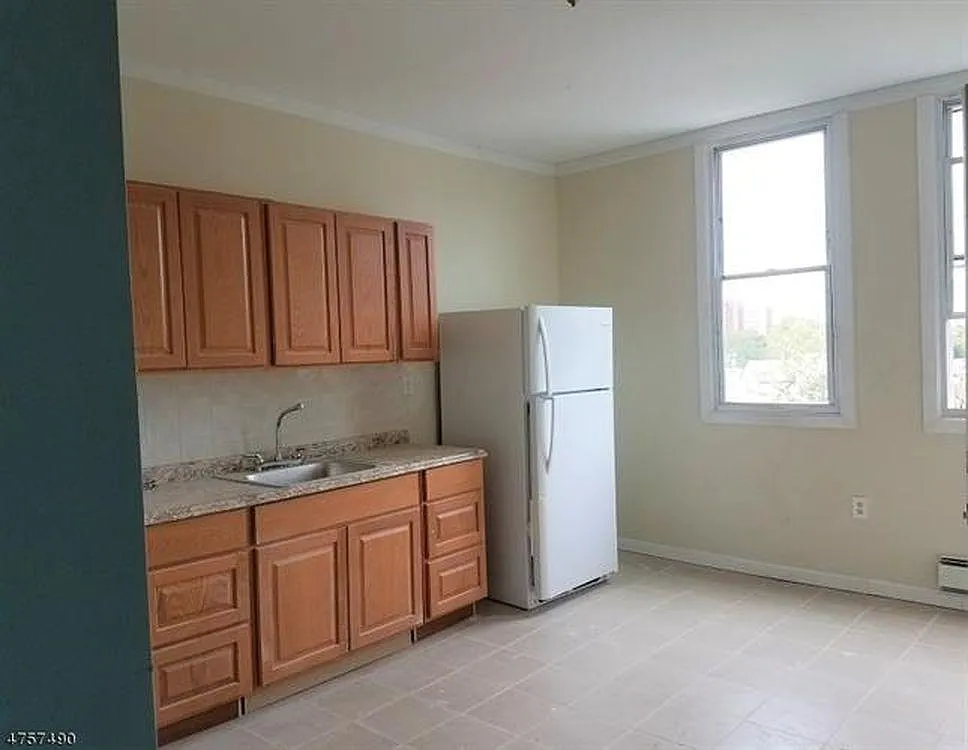 3 bed, $2,200 — Photo 3