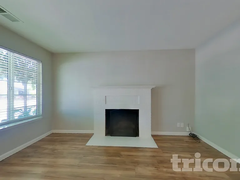 5041 Whittier Dr — Photo 2