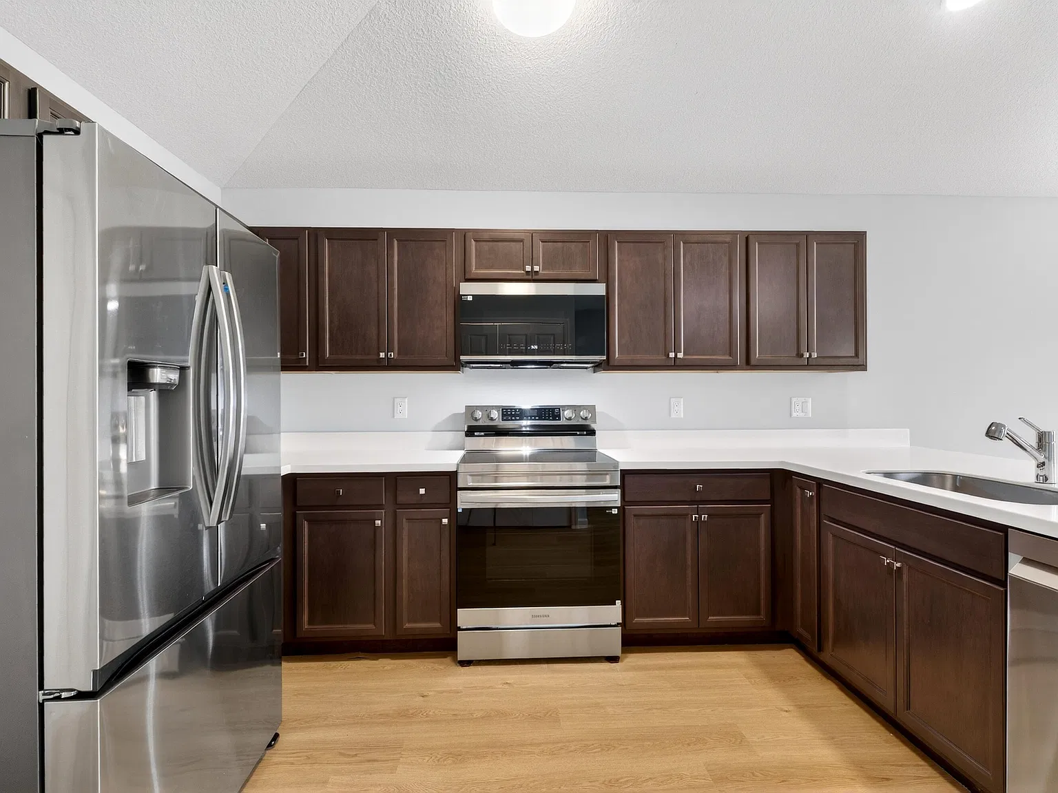 3 bed, 2.0 bath, 1204 sqft, $2,500 — Photo 3