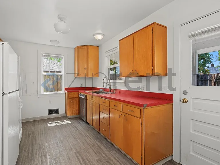 6525 N Montana Ave — Photo 5