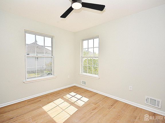 5th image of 24 Straton Ct