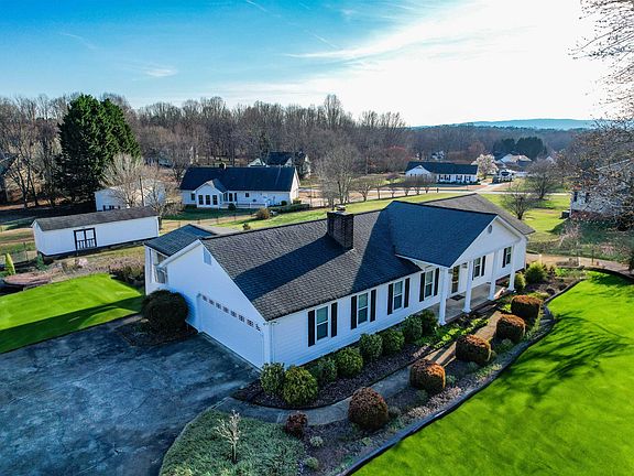 4th image of 107 Mountain Crest Dr