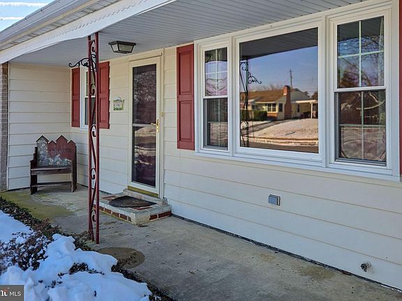 4th image of 1980 Larch Ave