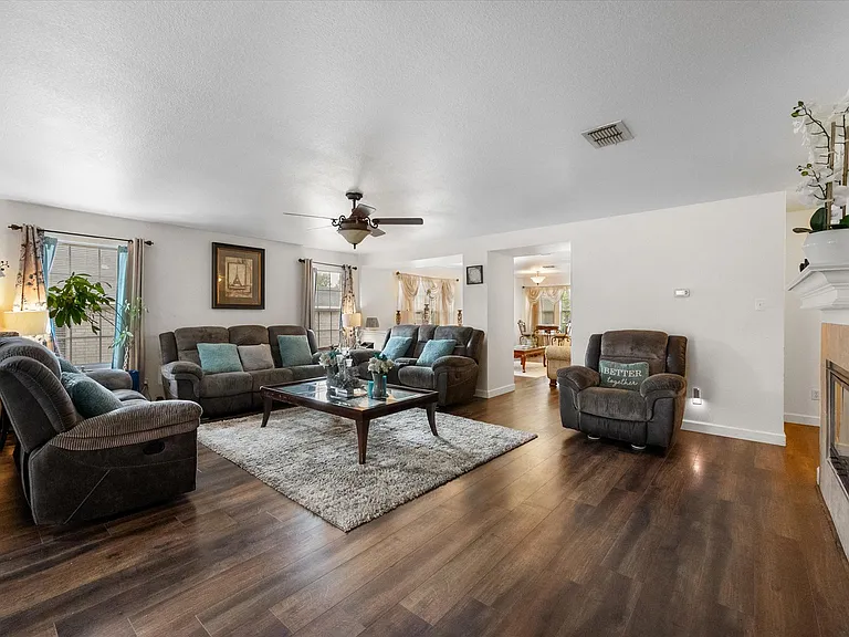 1315 Foster St — Photo 3