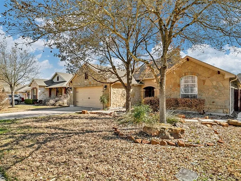 180 Harris Dr — Photo 2