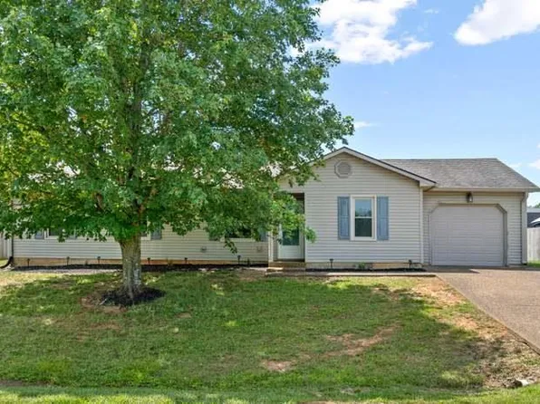 569 Foxfield Rd, Hopkinsville, KY 42240