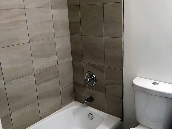 4th image of 6211 N Kenmore Ave APT 203