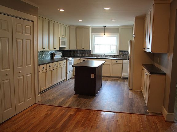 2nd image of 526 Edgewood Dr SW