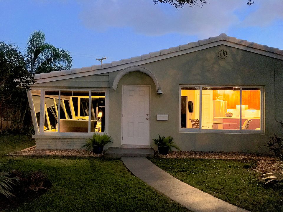 Poinsettia Heights Beauty