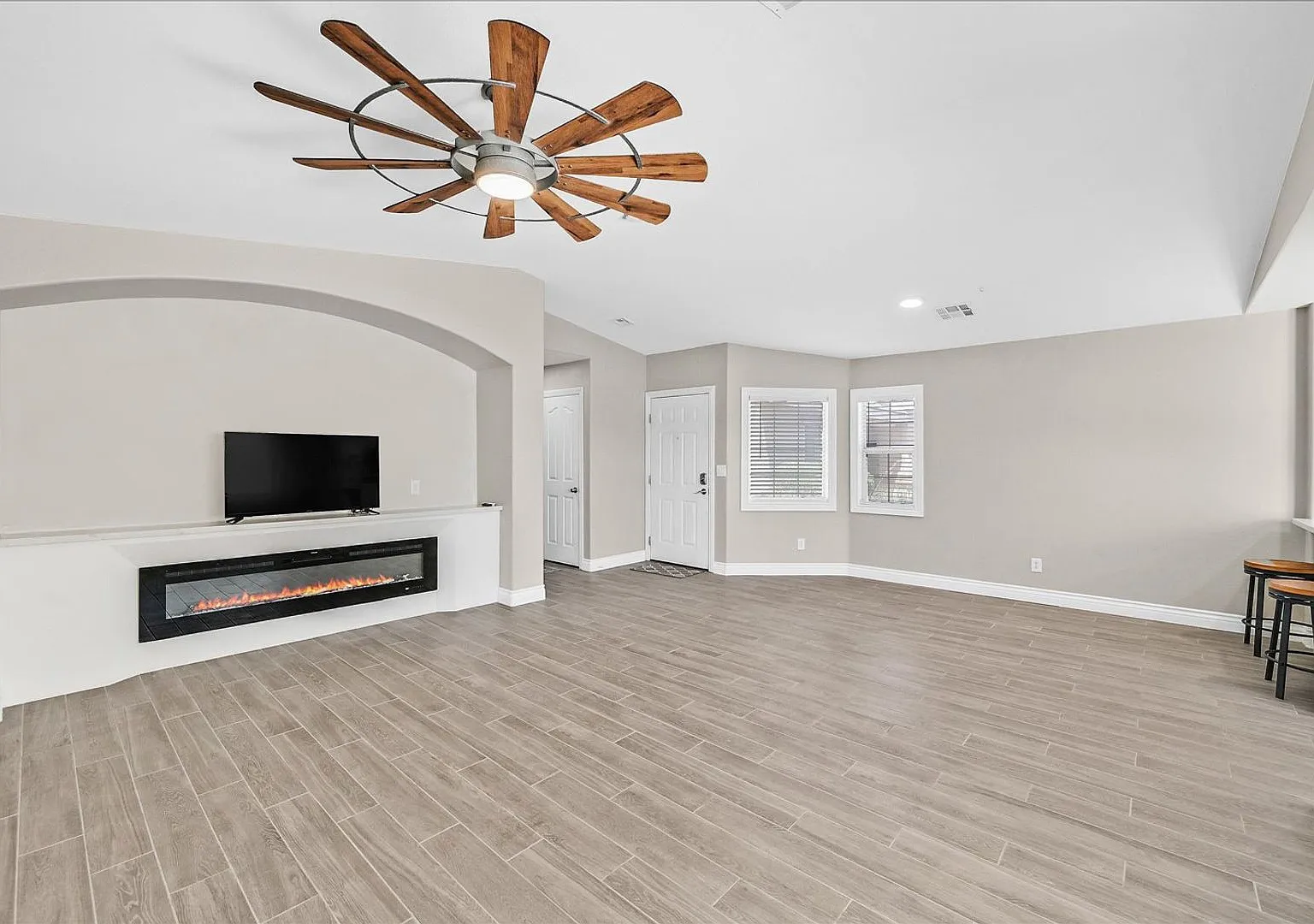 Stunning 3-Bedroom Townhome with Spacious Backyard & Fireplace — Photo 4