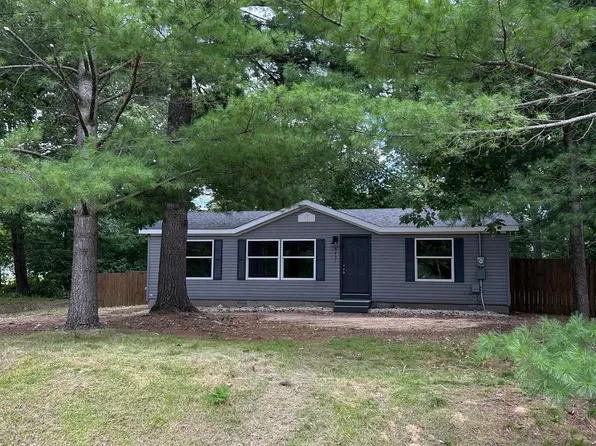 9731 3rd St, Interlochen, MI 49643