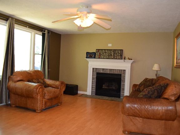5th image of 104 W Carrie Ave