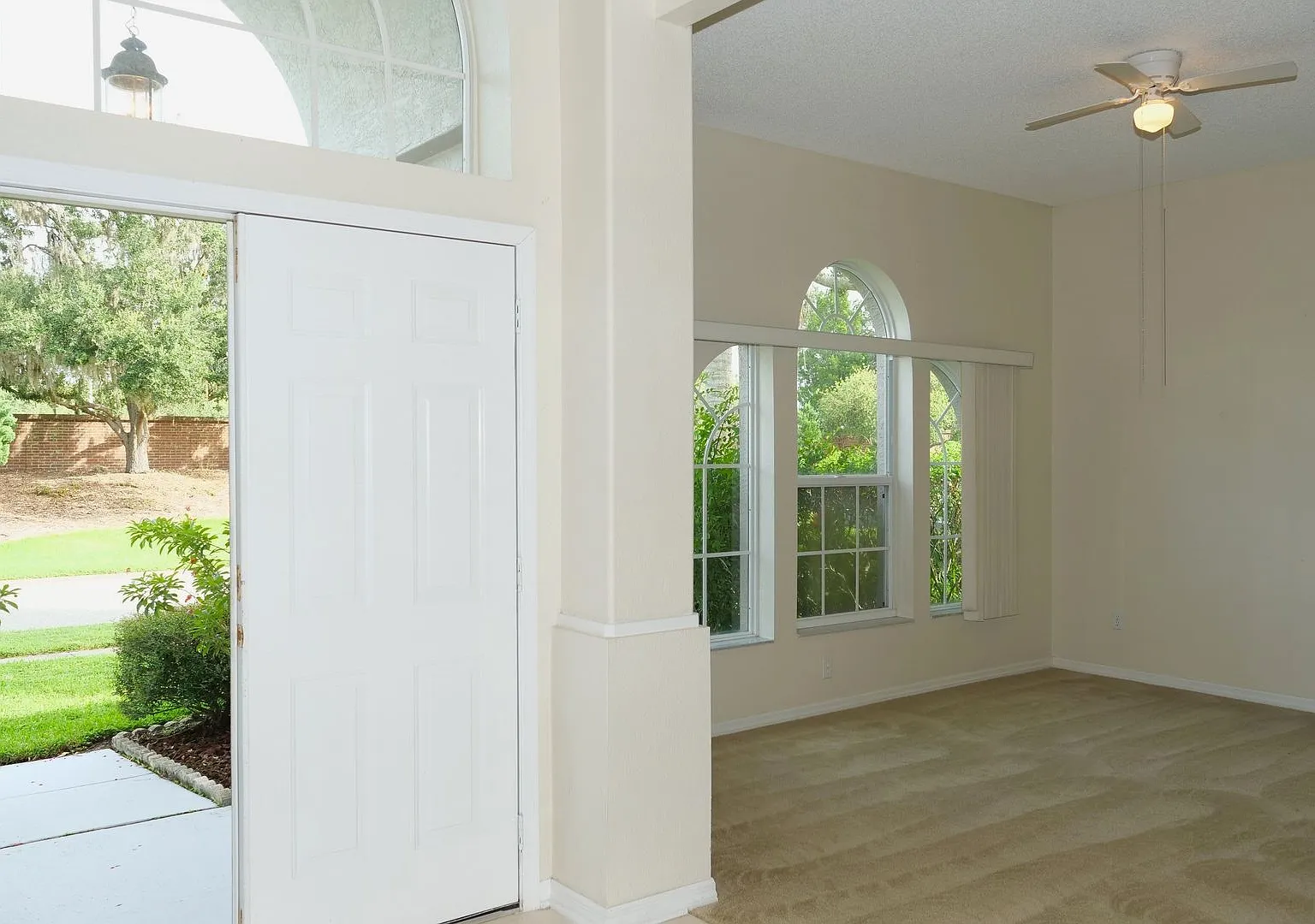 Beautiful, 3/2, single family, waterfront home with bonus room, in Hunter's Creek! — Photo 3