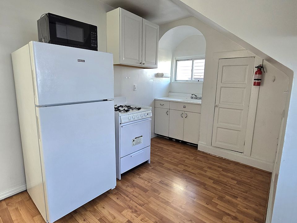1st image of 4105 Winterburn Ave APT 3