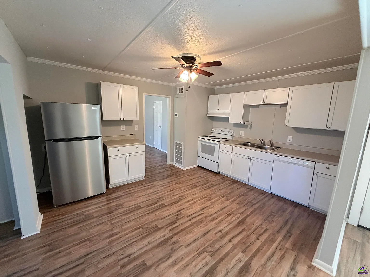 3 bed, 1.5 bath, 1044 sqft, $1,400 — Photo 3