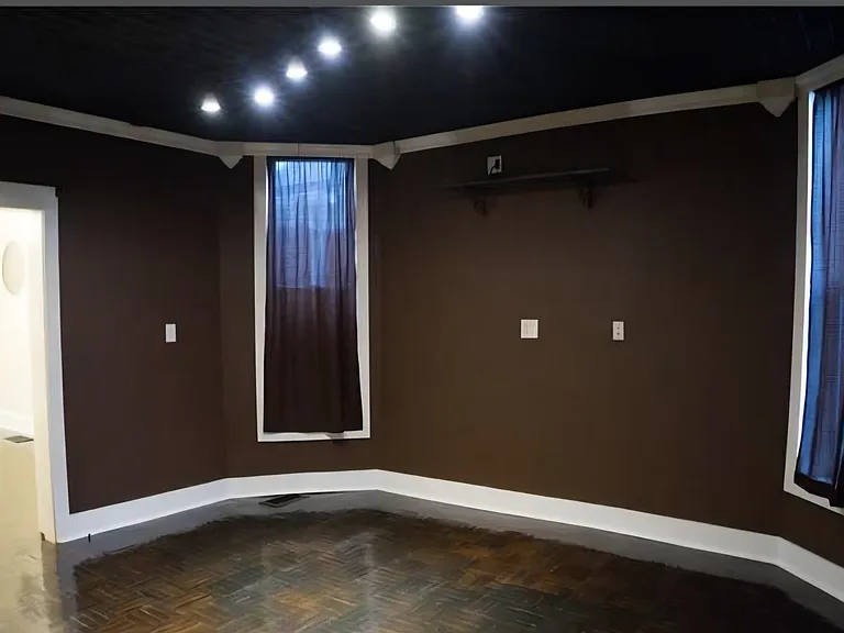 615 E Elm St — Photo 12