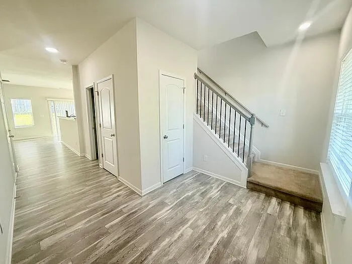 3 bed, 2.5 bath, 1557 sqft, $1,949 — Photo 2