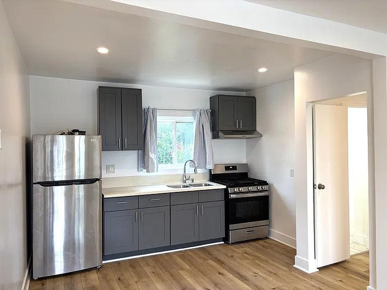 1732 W 20th St #1734-3/4 — Photo 5