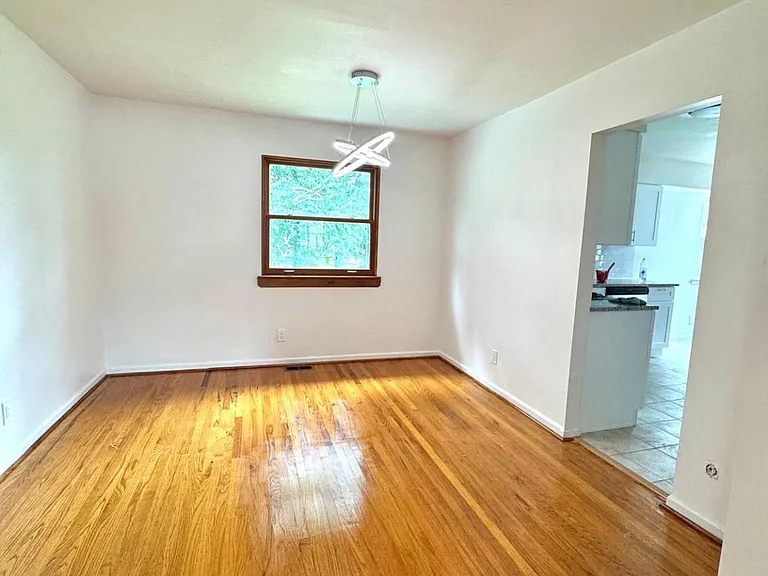 1104 Hudson Ave — Photo 4