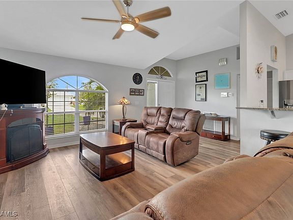 3rd image of 4614 SW 7th Ave