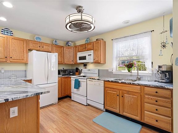 5th image of 231 Maple Ave APT 201