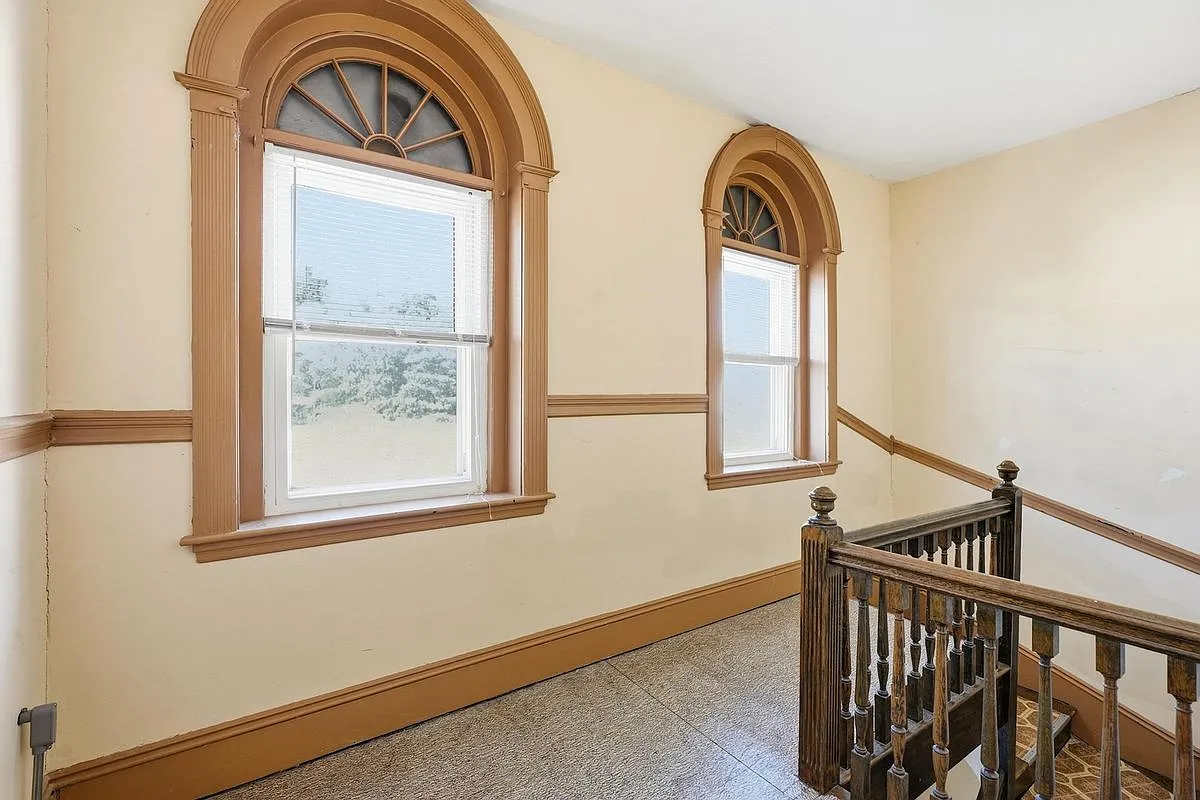 3 bed, 1.0 bath, 1400 sqft, $2,500 — Photo 4
