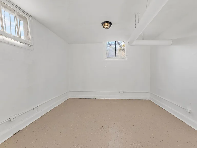 Essex Apartments — Photo 20