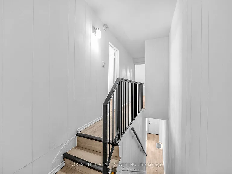 419 Dufferin St — Photo 13