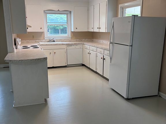 Kitchen with stove/oven, dishwasher and refrigerator. (Not shown eating area included)