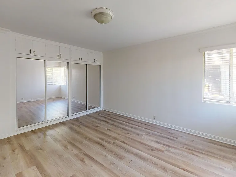 1021 Grove — Photo 13