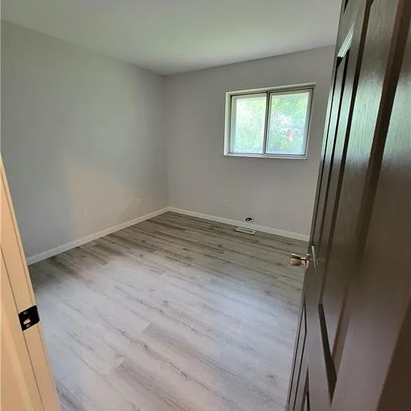 1104 Cambridge Ct — Photo 12