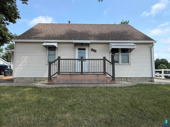 221 E Fletcher St, Luverne, MN 56156