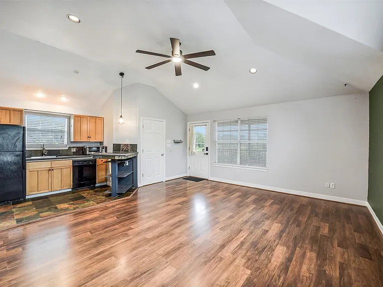 16302 Crossfield Dr — Photo 8