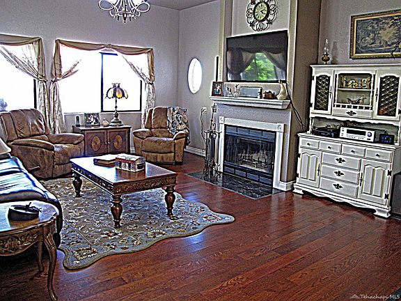 5th image of 21524 Belmont Dr