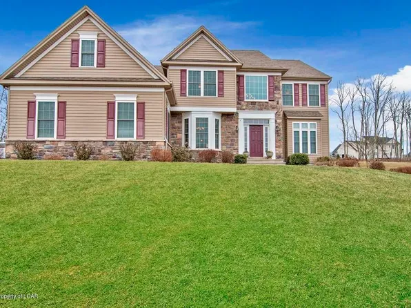 1097 Woodberry Dr, Mountain Top, PA 18707