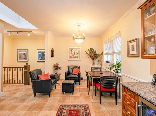 895 Summit Avenue image 14 of 22