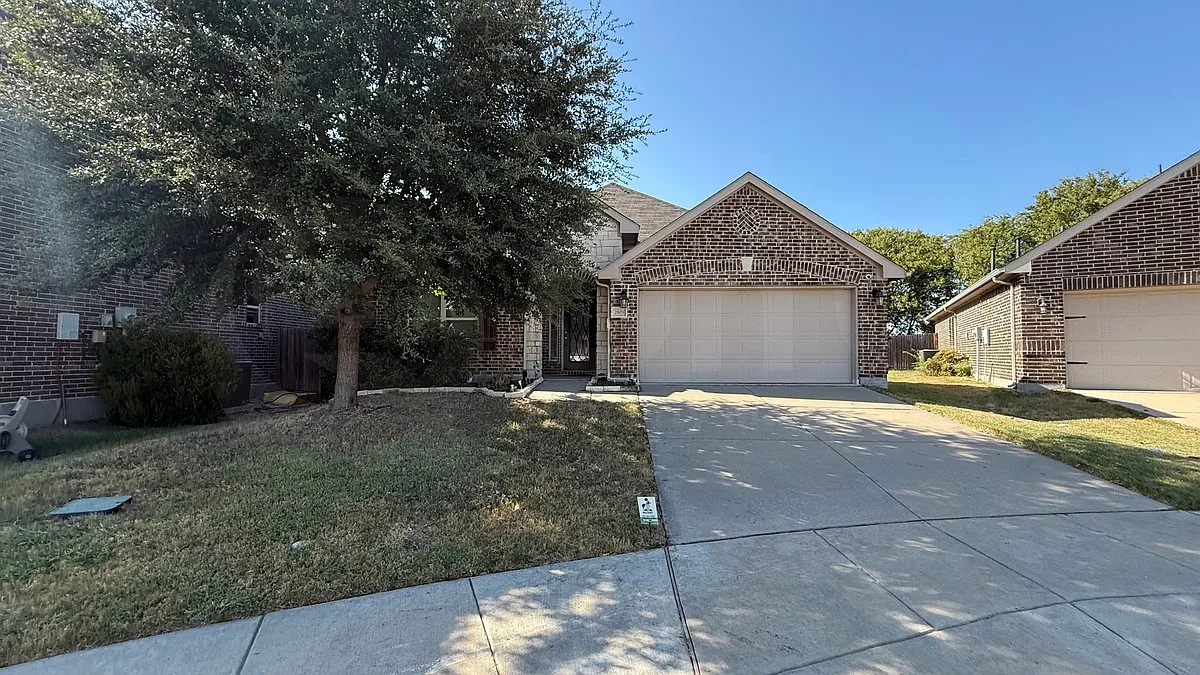 3 bed, 2.0 bath, 2038 sqft, $2,300 — Photo 2