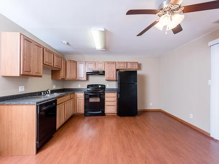 Emerald Pointe — Photo 10