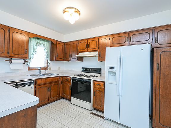 4th image of 521 N Hawthorne Ln