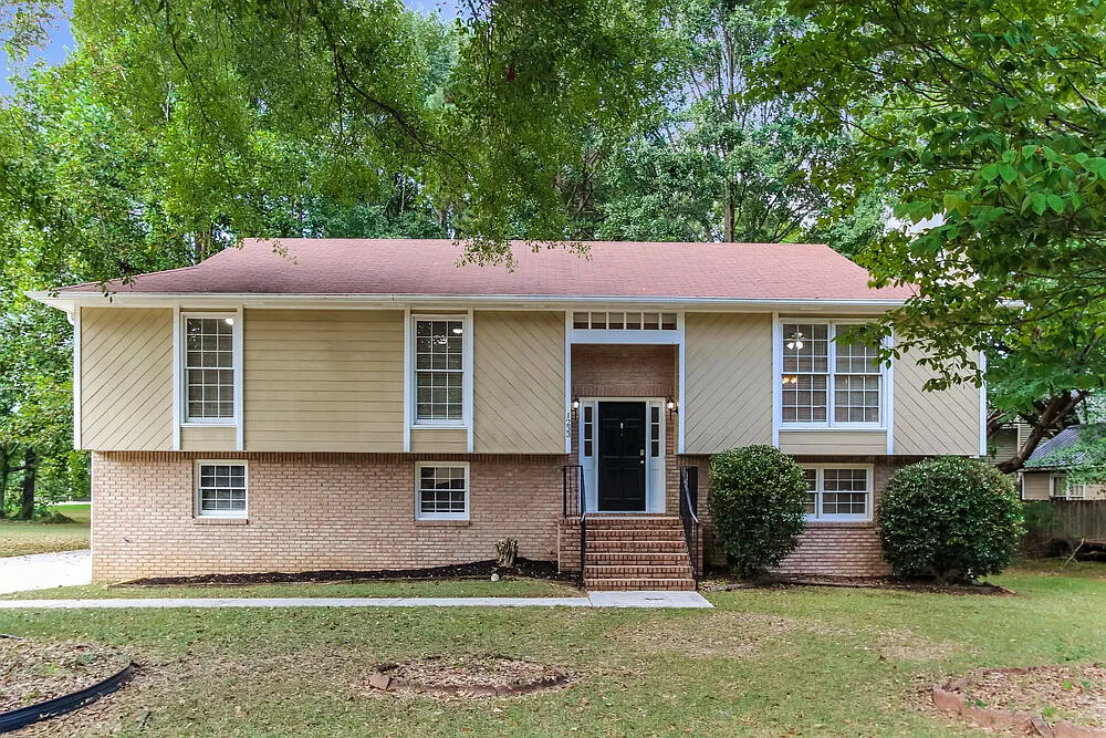 4 bed, 3.0 bath, 2011 sqft, $1,950 — Photo 1