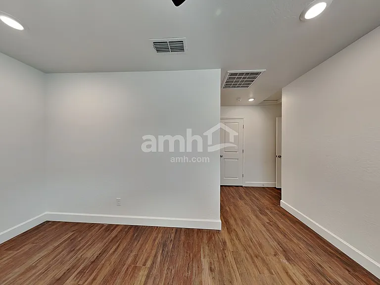 17138 W Golden Ln — Photo 10