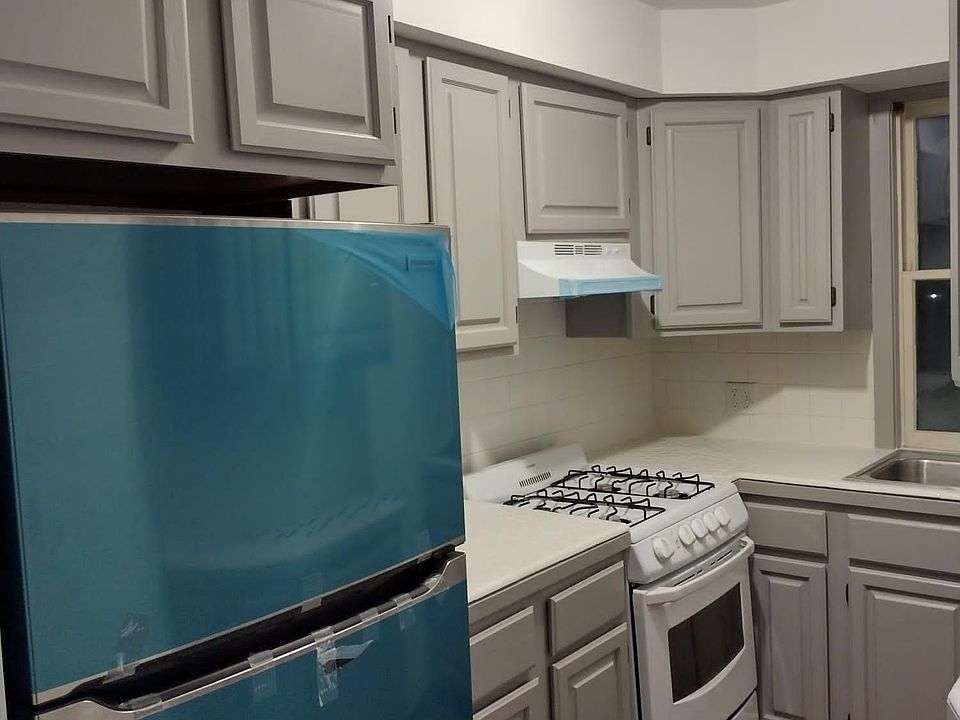 Kitchen (new fridge/new vent/new counter)