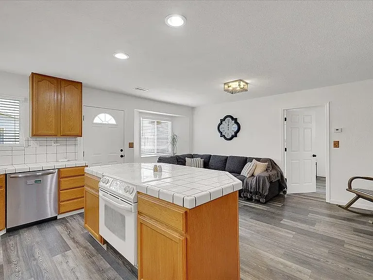 37052B Poplar St — Photo 4
