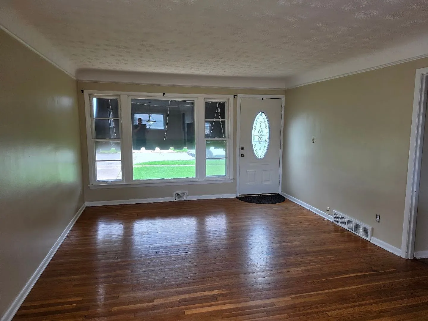 3 Bed Ranch in Mayfield Heights — Photo 2