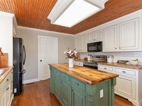 5th image of 2426 Hillmont Dr