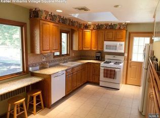 9 Neelen Dr, Wyckoff, NJ 07481