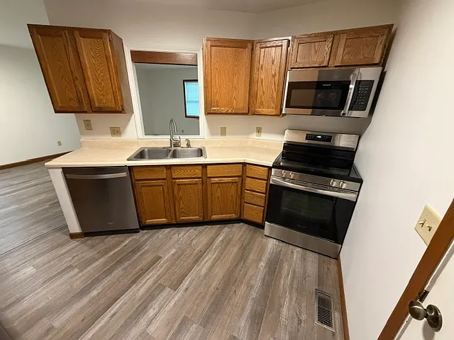 2 bed, 1.5 bath, 915 sqft, $1,295 — Photo 2